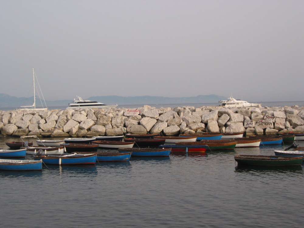 Boote und Yachten im Hafen von Genua