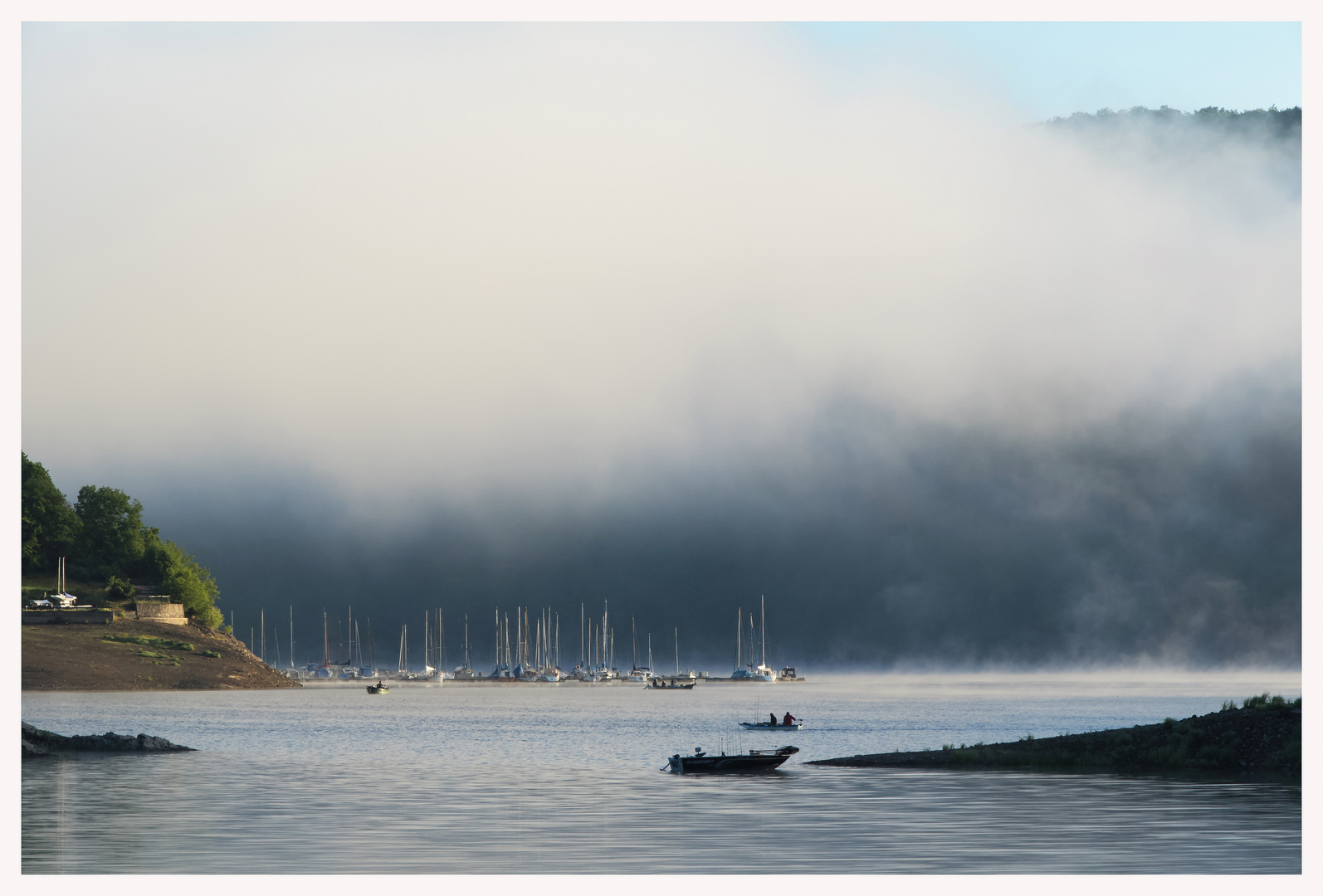 Boote unter dem Nebel