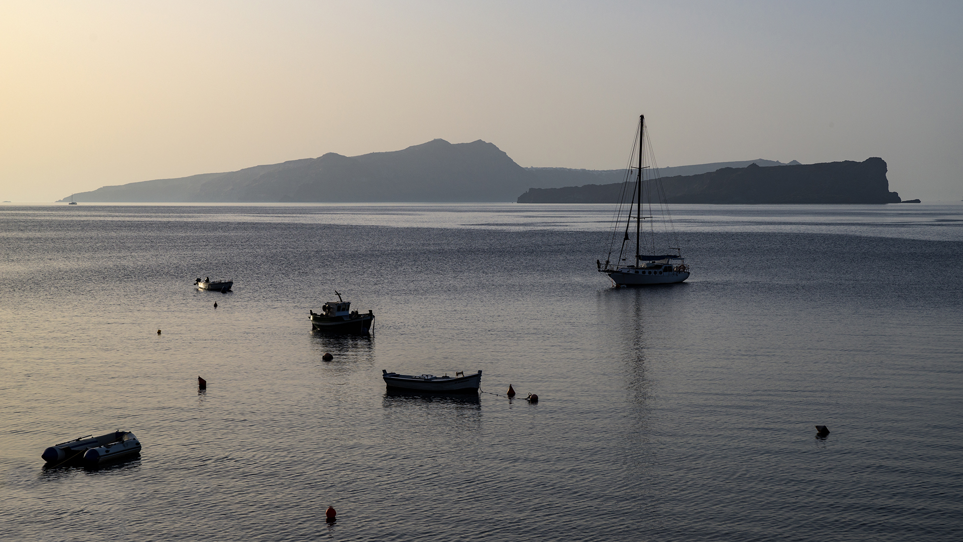 Boote vorm "Santorini Dive Center"