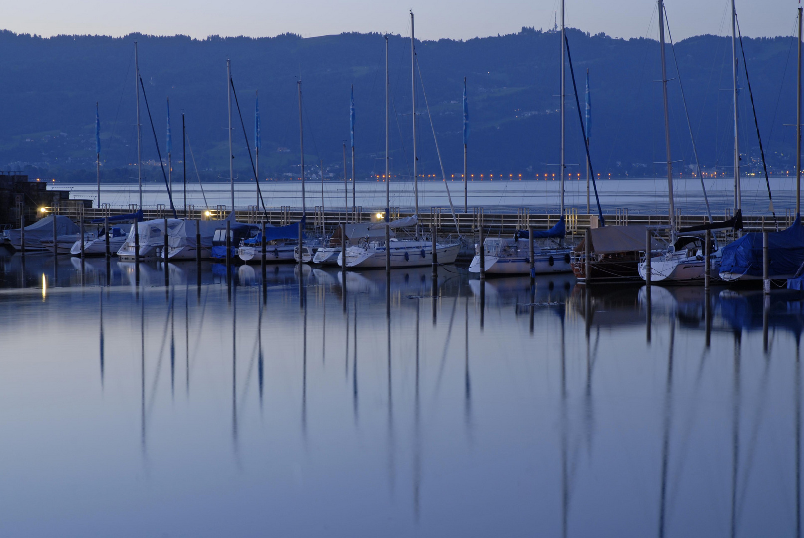 Boote zur blauen Stunde