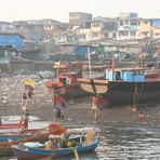 Boote+Menschen vor Armenviertel, Mumbai, Indien can-2008
