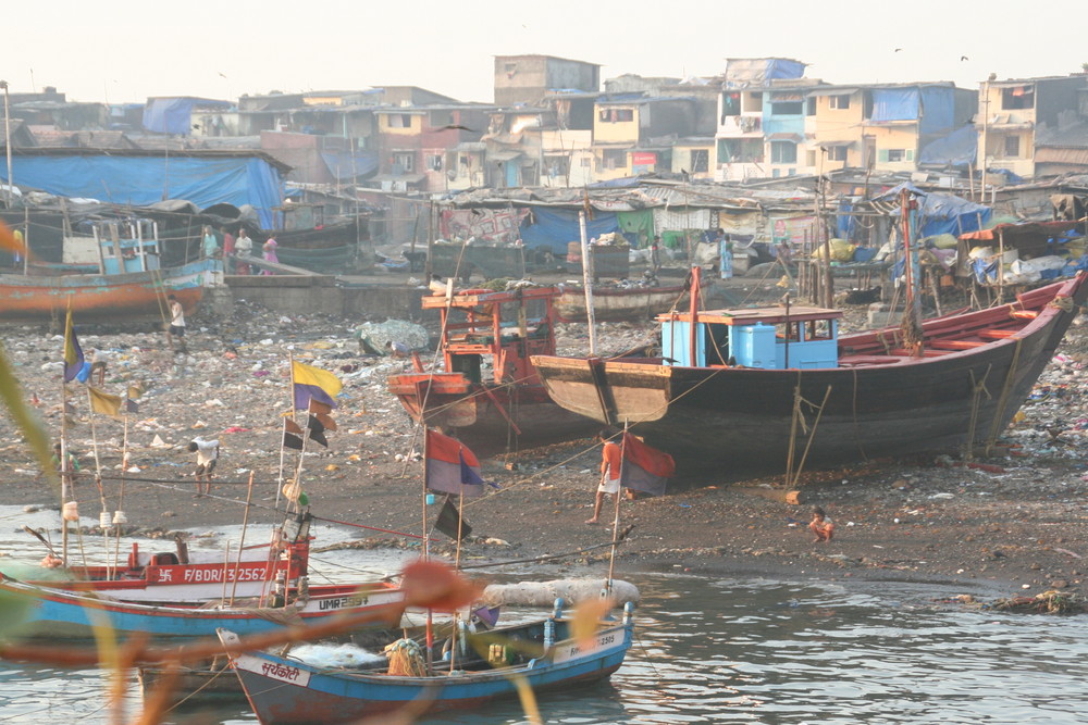 Boote+Menschen vor Armenviertel, Mumbai, Indien Ü3000K