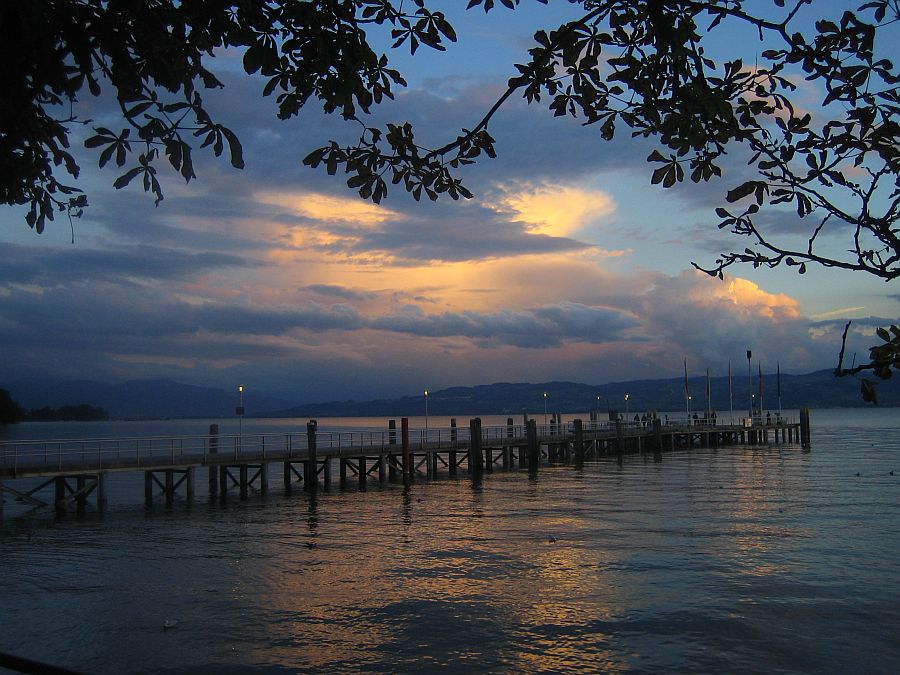 Boots-Steg in Abend-Dämmerung