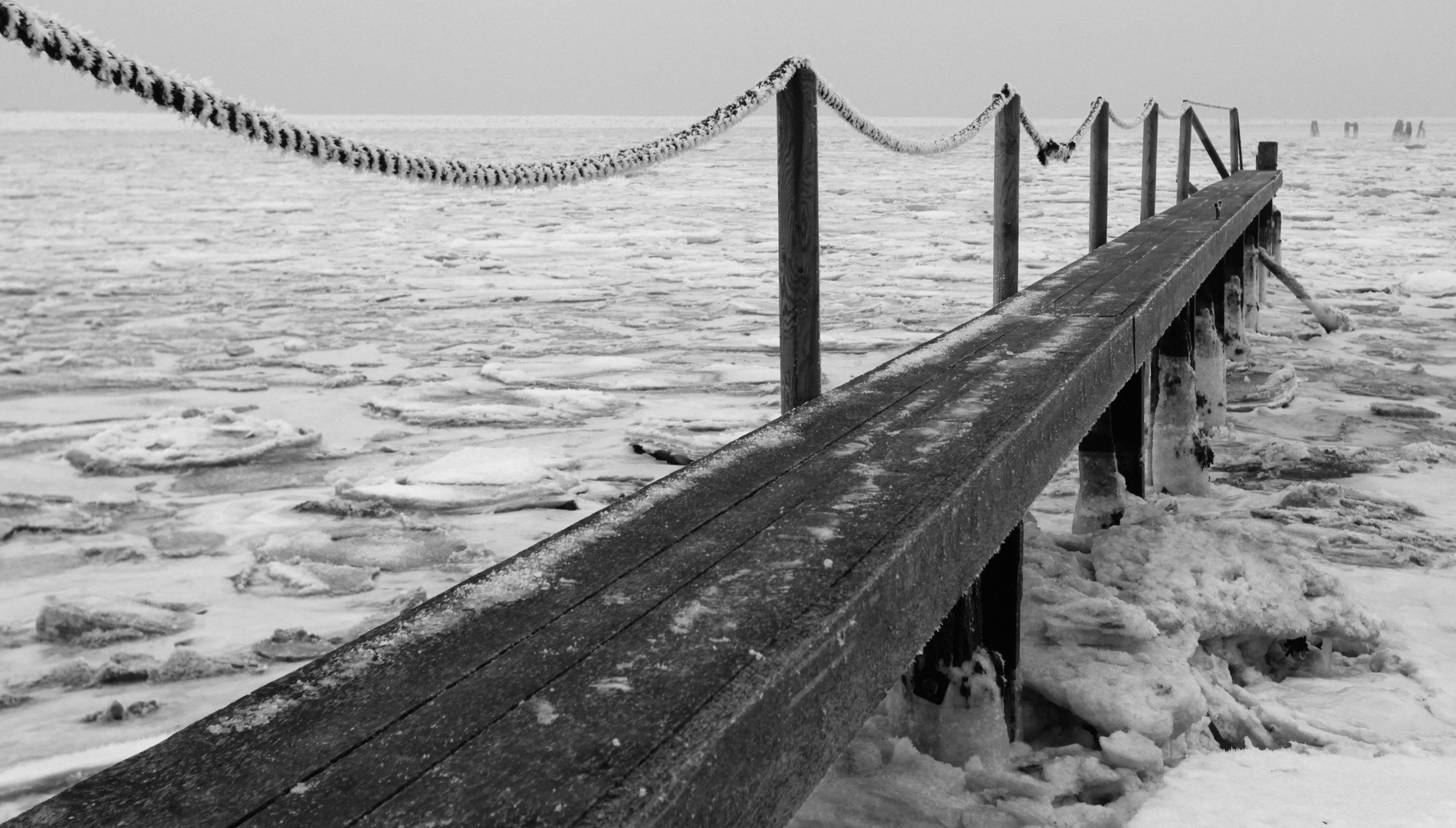 Bootsanleger an der zugefrorenen Nordsee