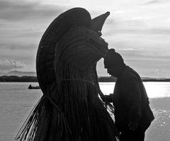 Bootsbauer am Titicaca See.