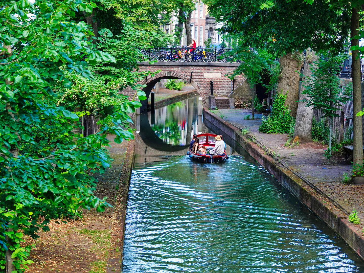 Bootsfahrt auf einer Gracht 