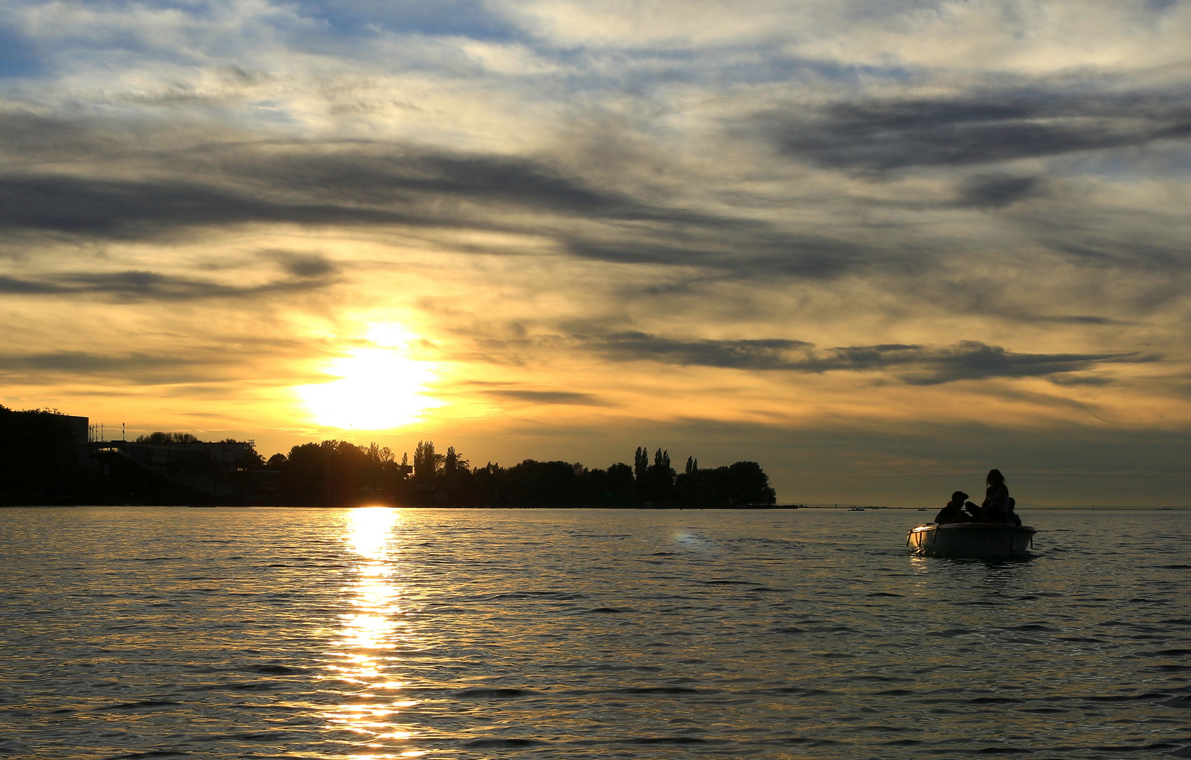 Bootsfahrt in den Sonnenuntergang