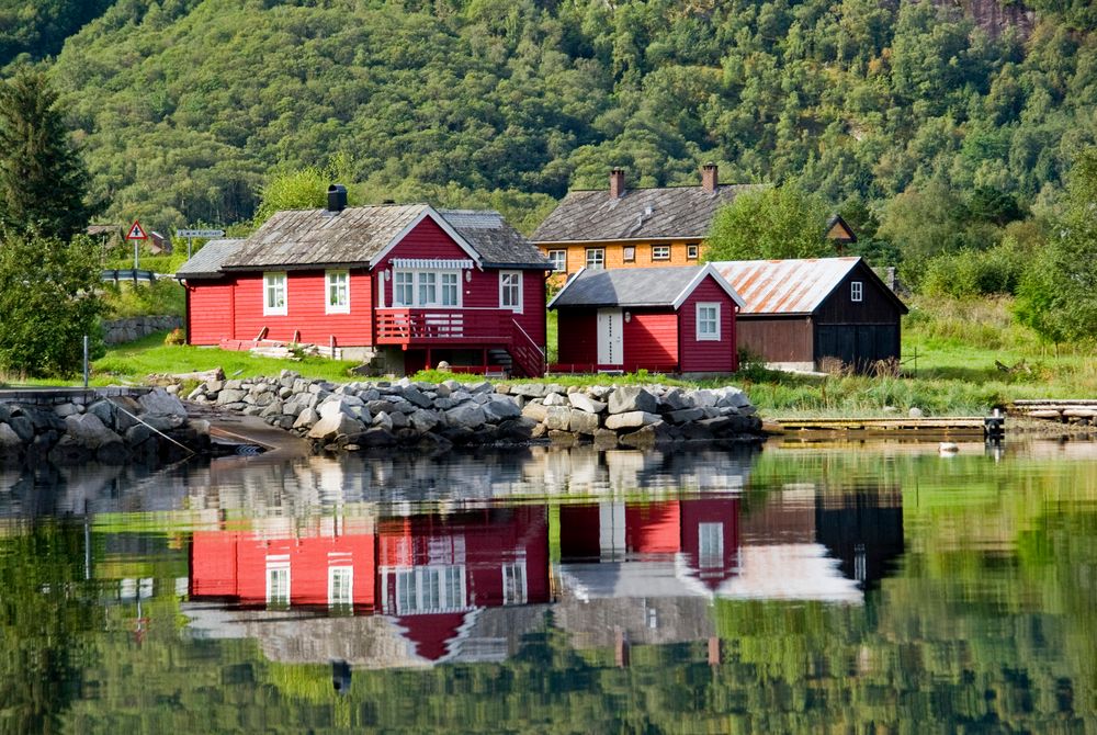 Bootshaeuschen im Hardangerfjord