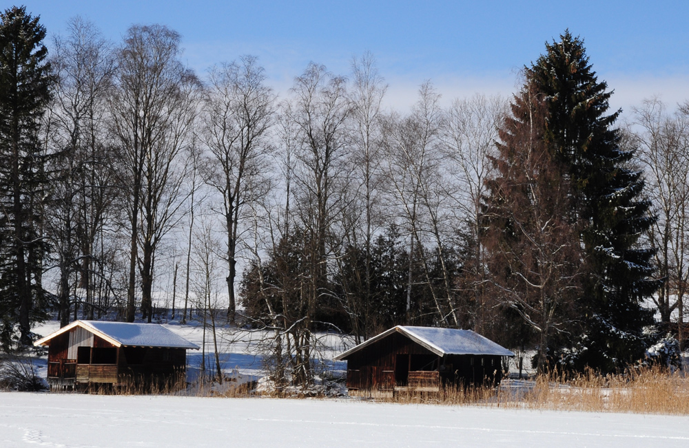 BOOTSHÄUSER AM STAFFELSEE ABER DER SEE IST ZUGEFROREN