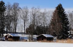 BOOTSHÄUSER AM STAFFELSEE ABER DER SEE IST ZUGEFROREN