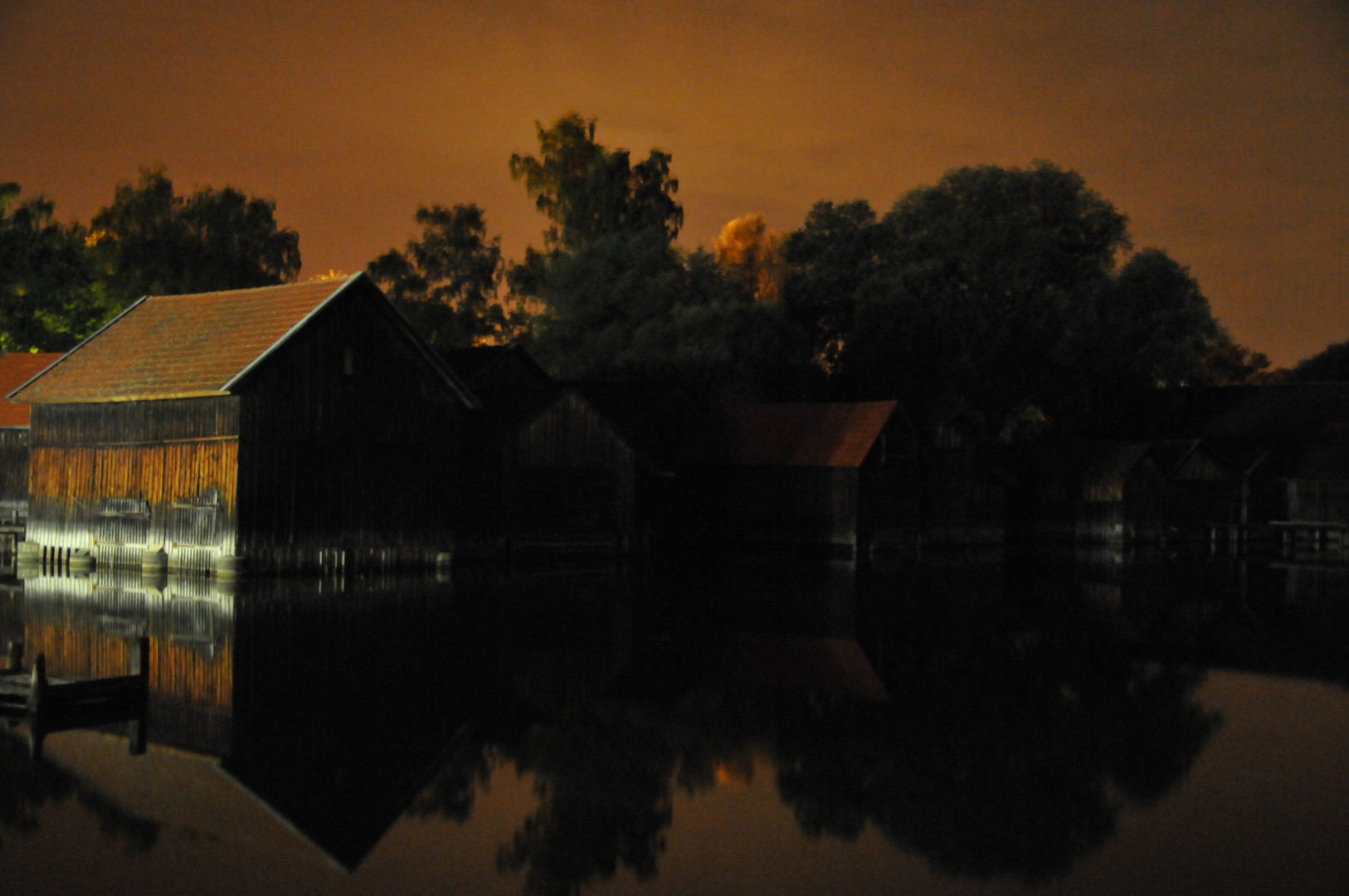 Bootshäuser bei Nacht.