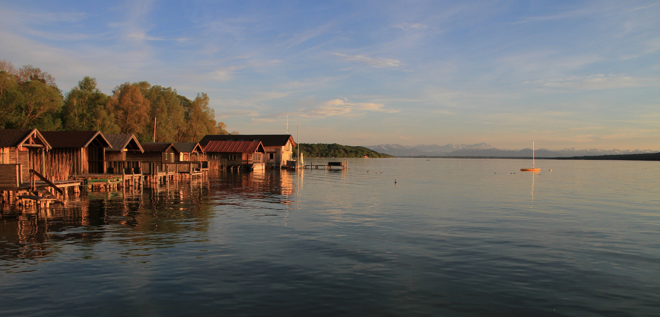 Bootshäuser im Abendlicht