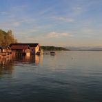 Bootshäuser im Abendlicht