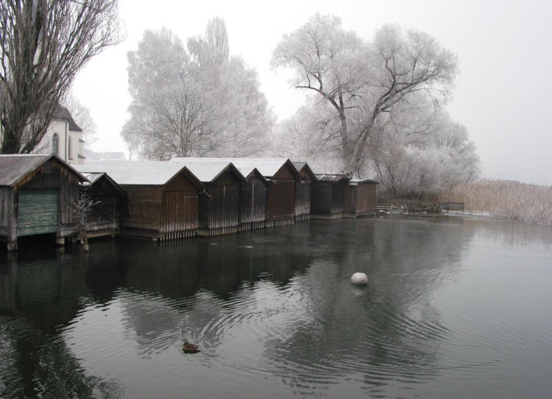 Bootshäuser im Nebel