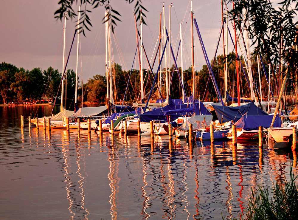 Bootshafen im Licht des Sonnenuntergangs