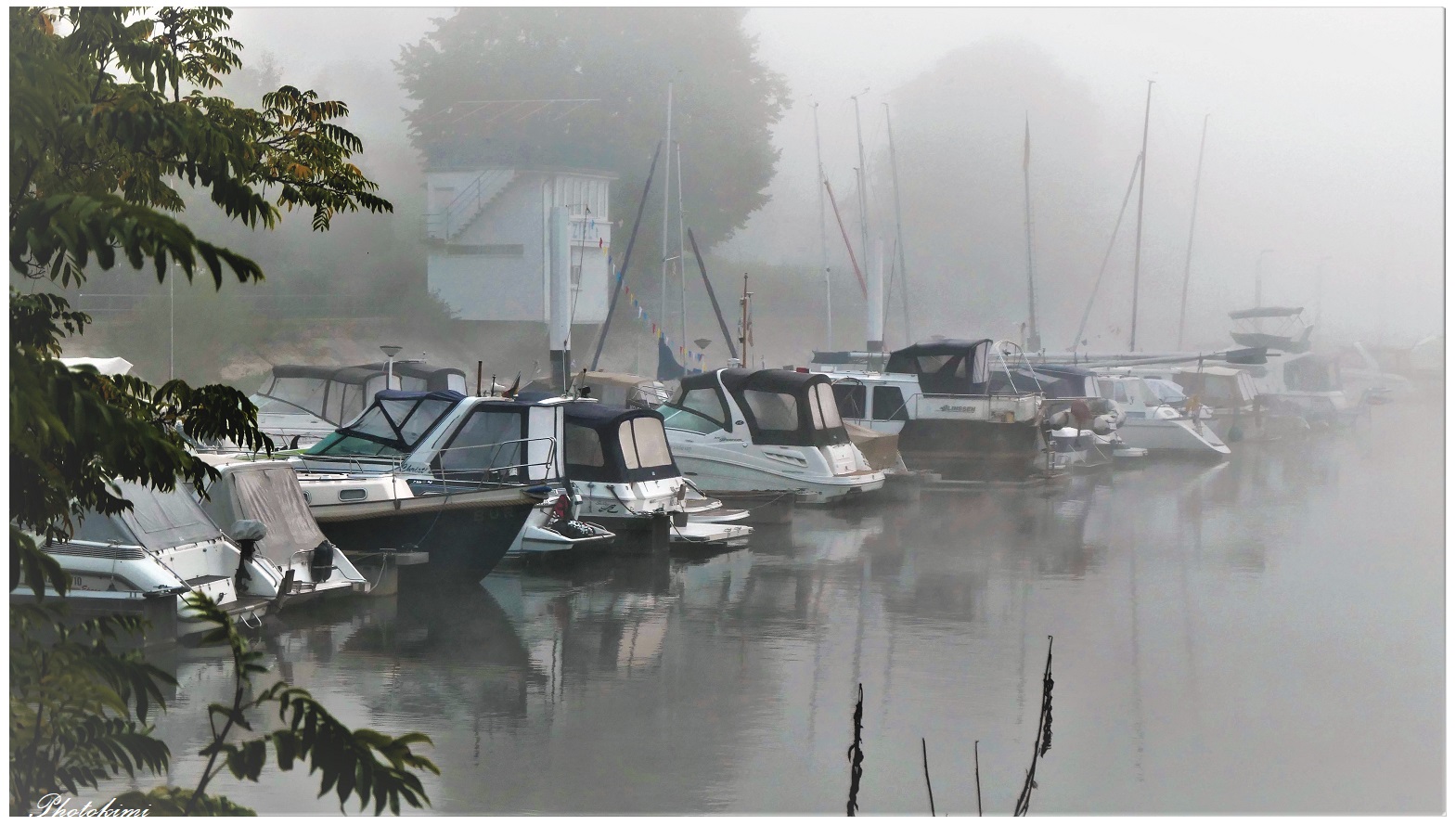 Bootshafen im Nebel (V)