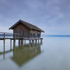 Bootshaus am Ammersee bei bewölktem Himmel