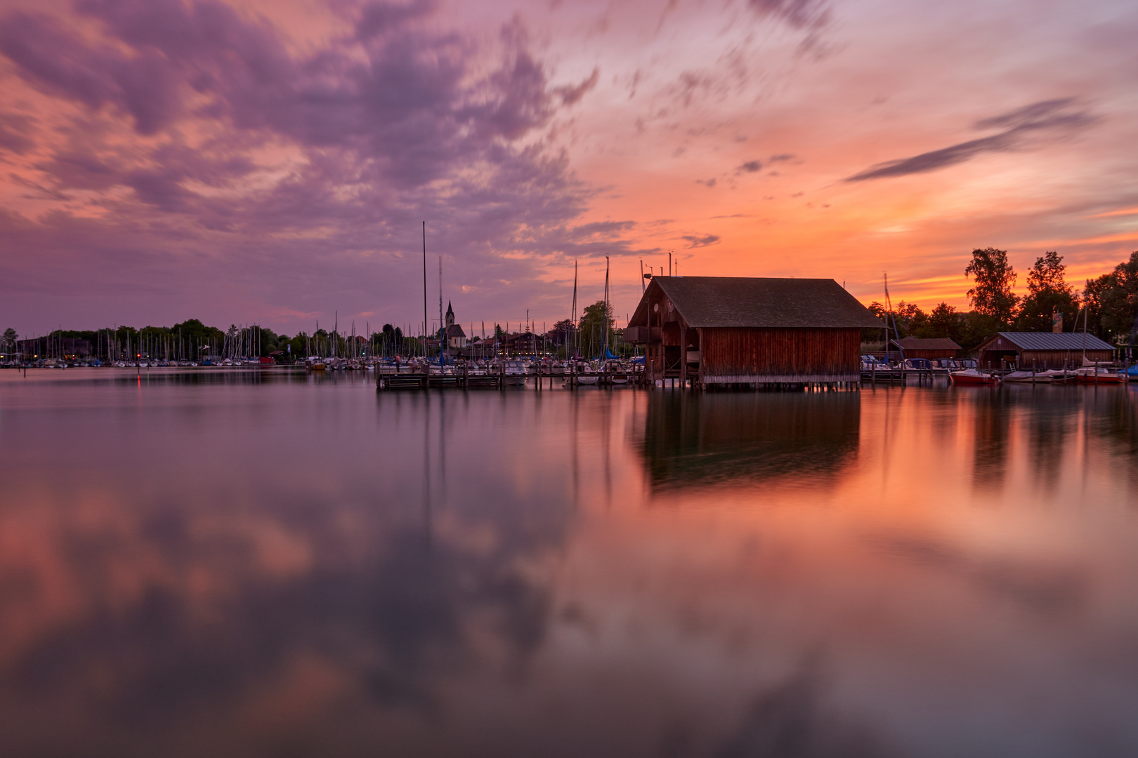 Bootshaus am Chiemsee bei Sonnenuntergang