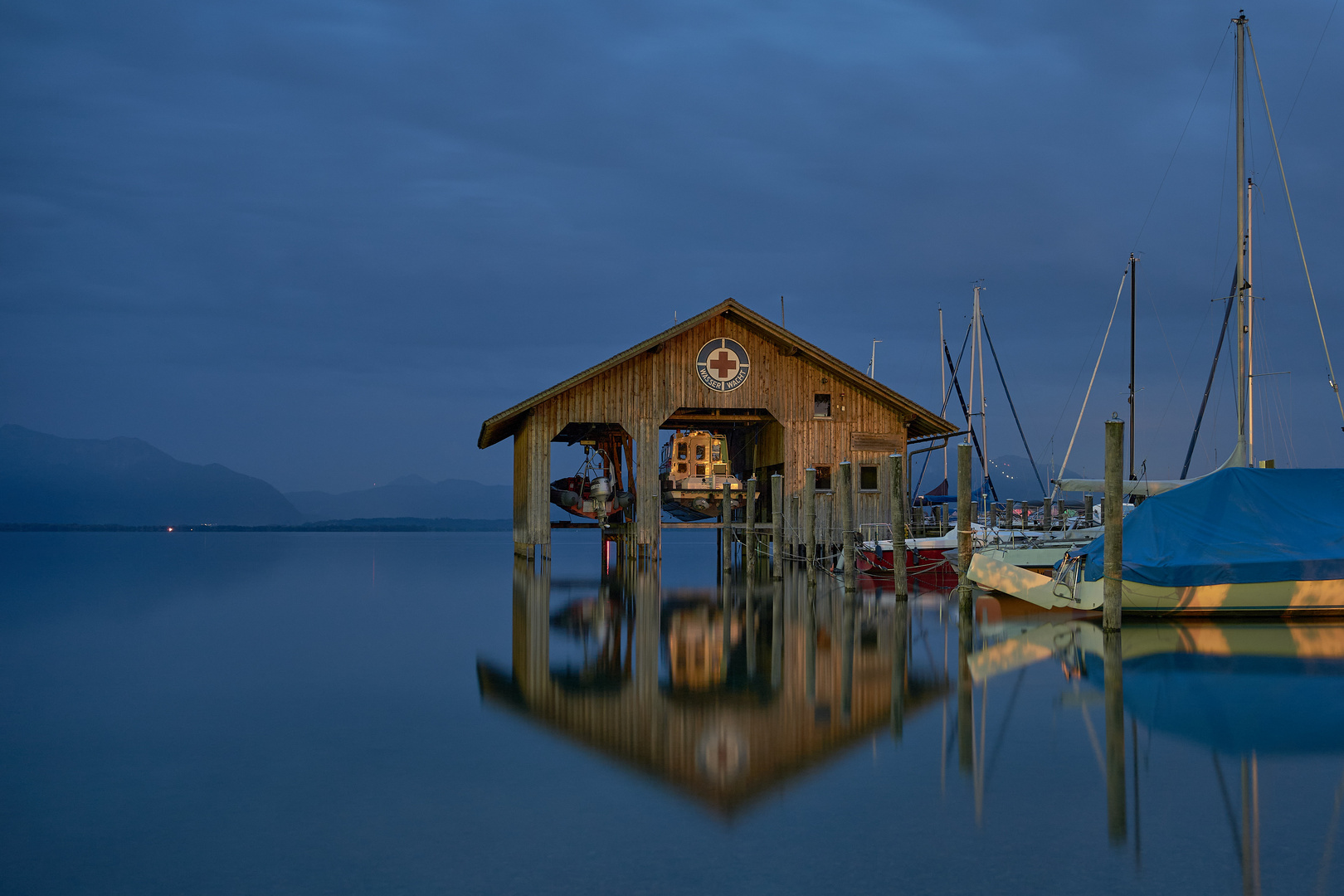 Bootshaus am Chiemsee zur blauen Stunde