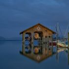 Bootshaus am Chiemsee zur blauen Stunde