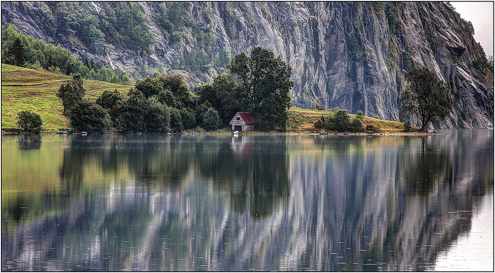 Bootshaus am Oppstrynvatnet im letzten Sonnenlicht: Norwegenreise 2012 ( HDR )