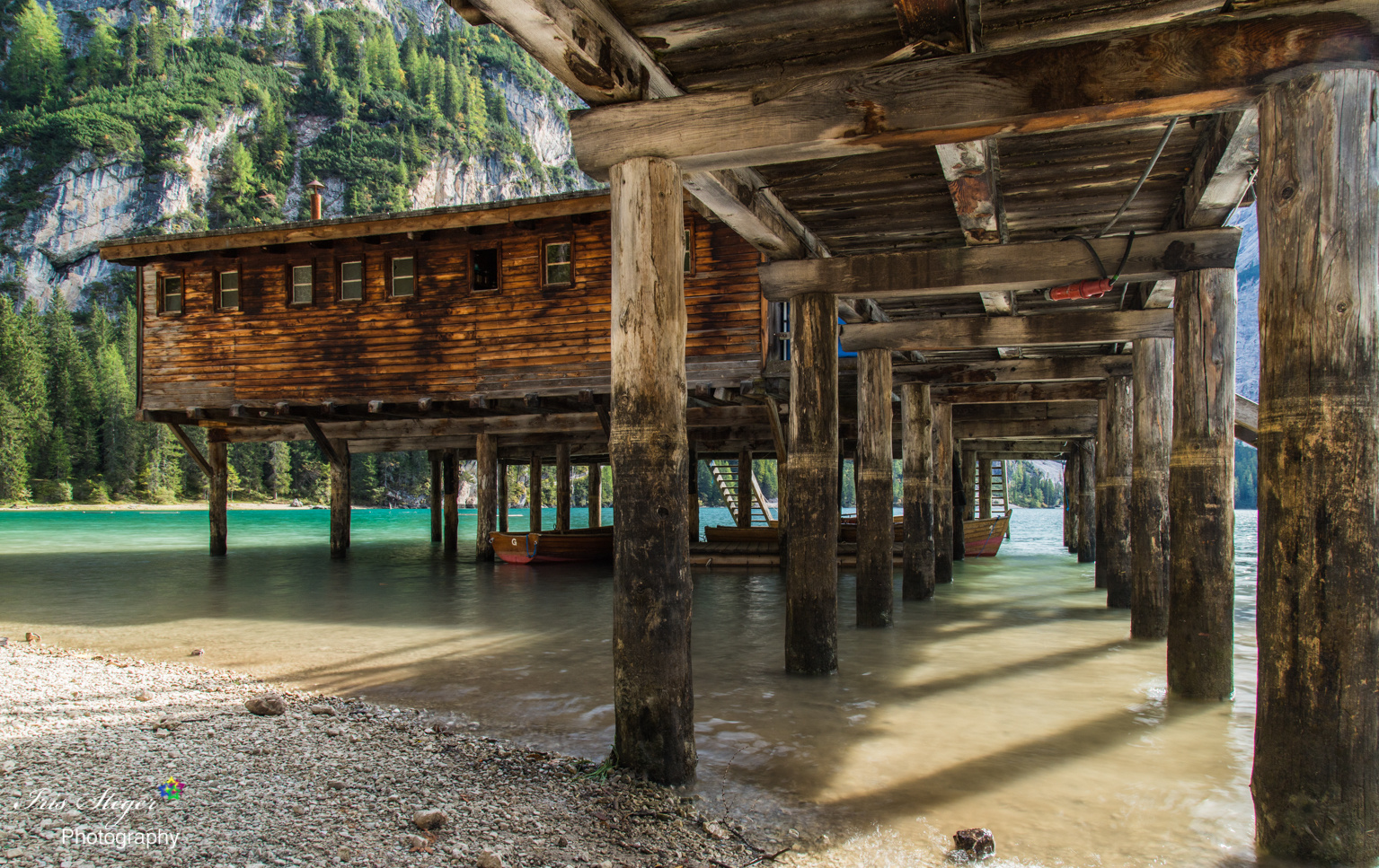 Bootshaus am Pragser Wildsee auf Holzstehlen