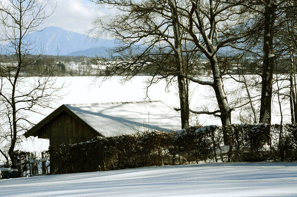 BOOTSHAUS AM ZUGEFRORENEM STAFFELSEE- OBB