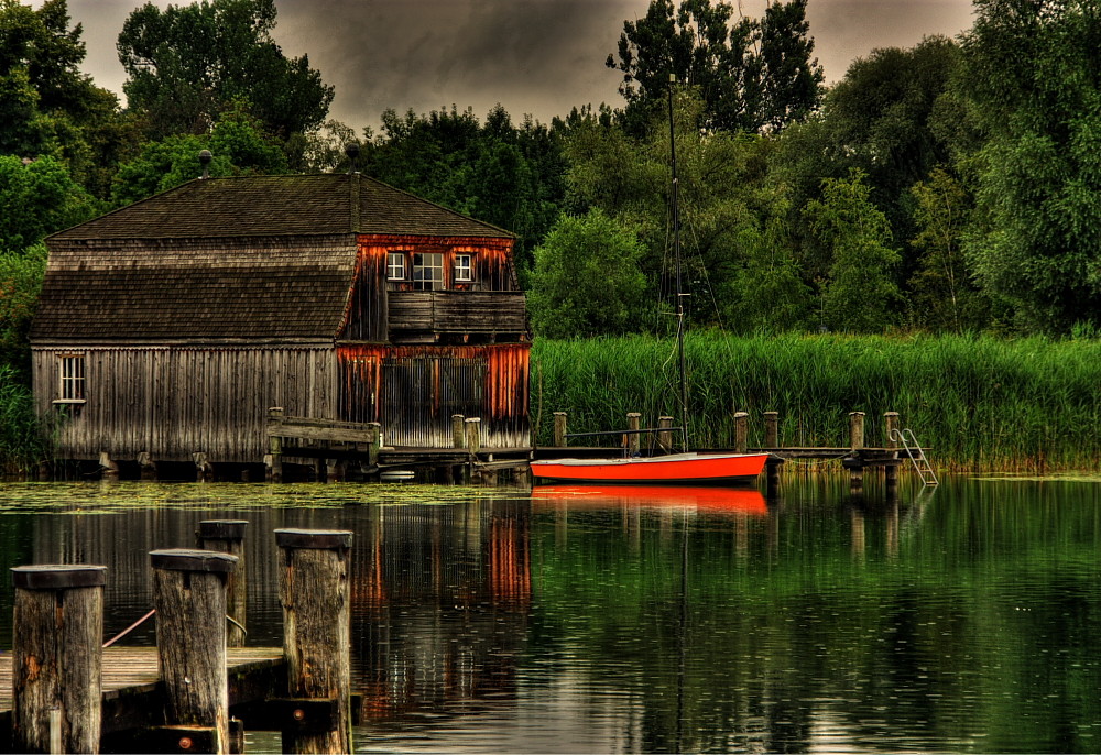 Bootshaus bei Regen