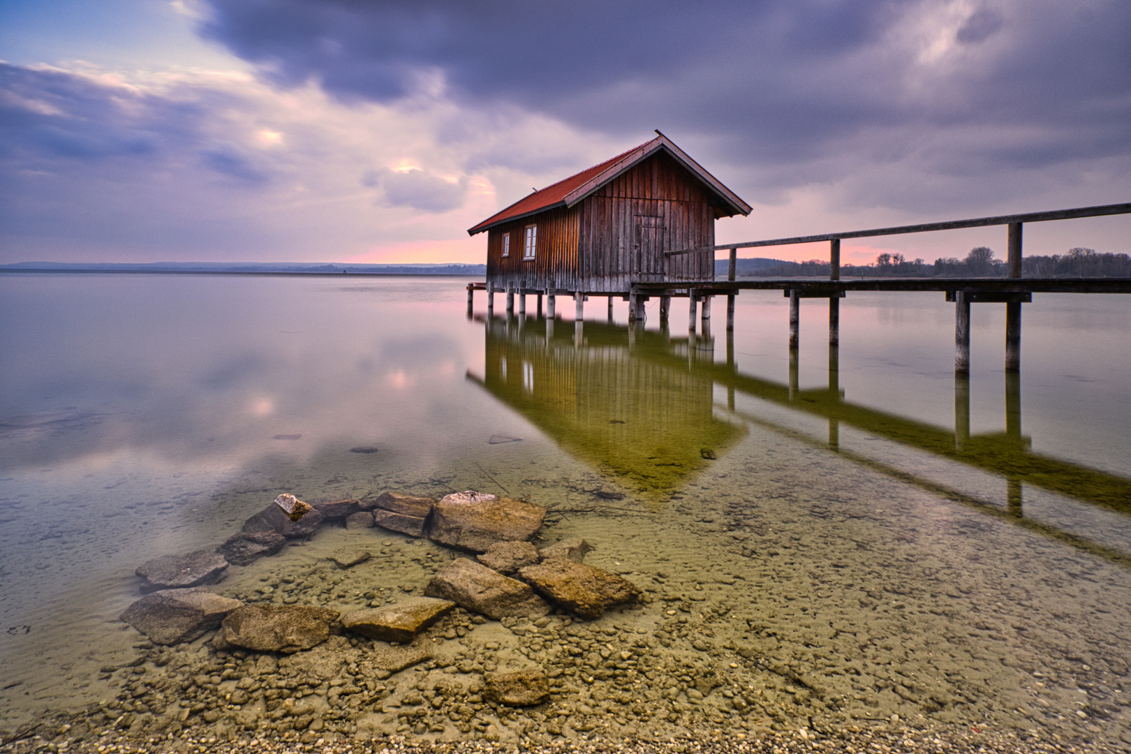 Bootshaus bei Sonnenuntergang 