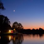 Bootshaus bei Sonnenuntergang mit Mond