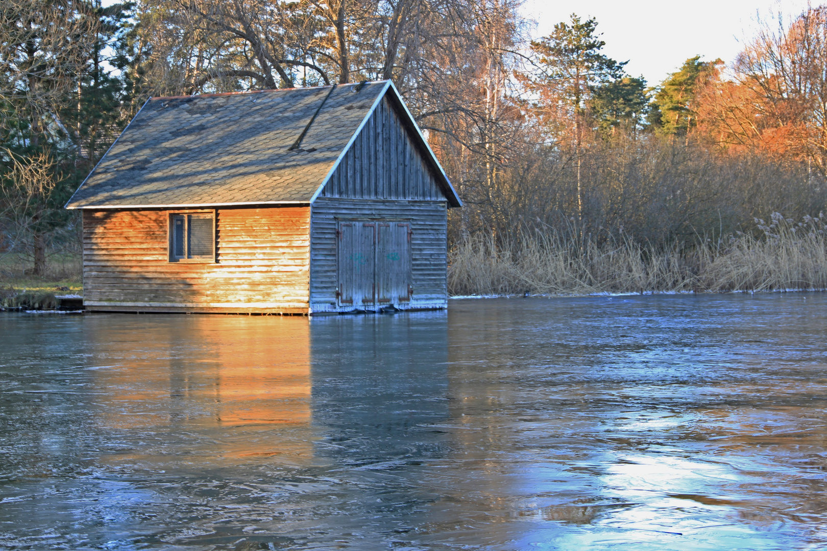 Bootshaus im Eis