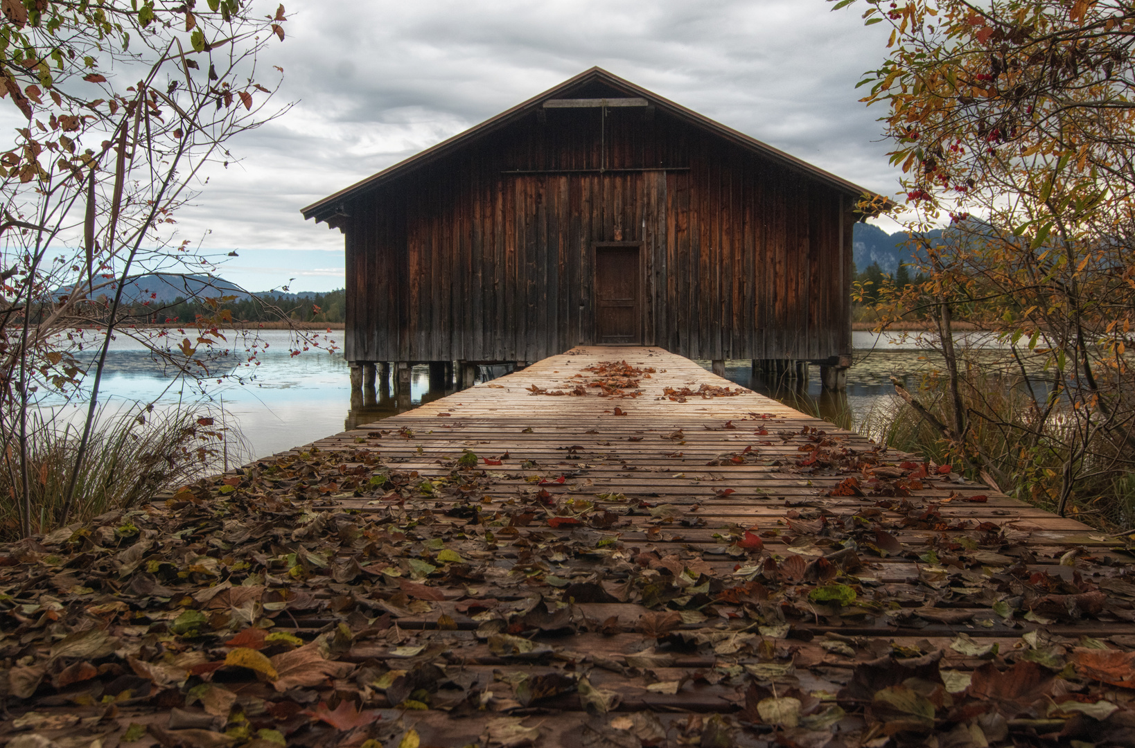 Bootshaus im Herbst