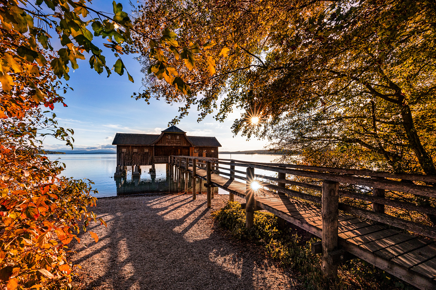 bootshaus im herbst