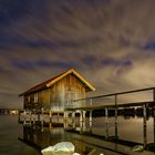 Bootshaus in Stegen am Ammersee, Nachtaufnahme mit Wasserspiegelung