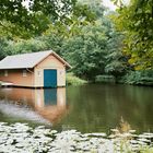 Bootshaus mit Brücke im Park