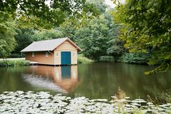 Bootshaus mit Brücke im Park