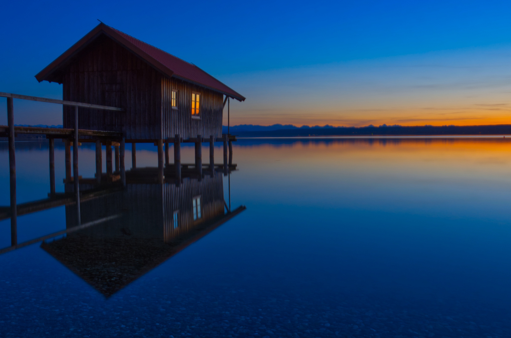 Bootshütte bei Sonnenuntergang