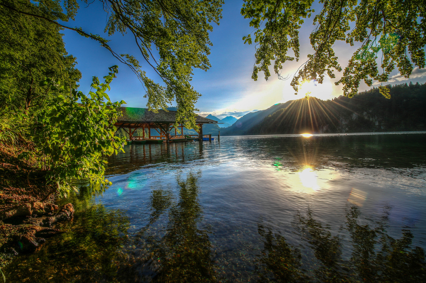 Bootshütte bei Sonnenuntergang