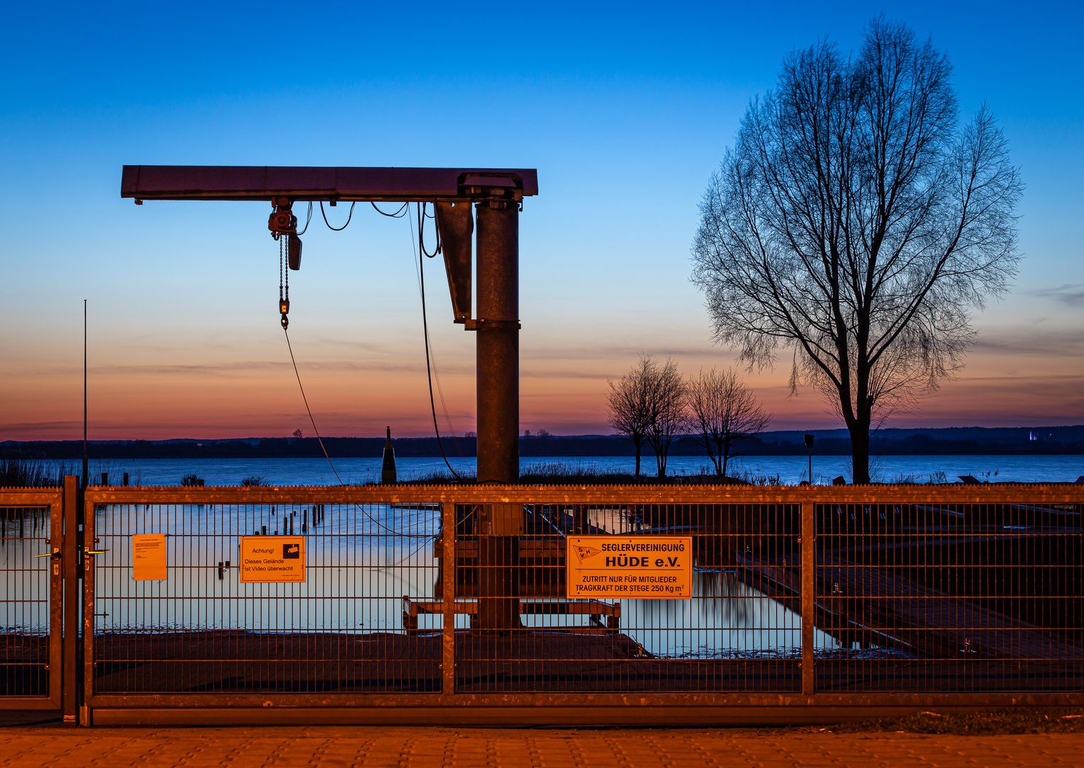 Bootskran im Sonnenuntergang (Dümmer See)