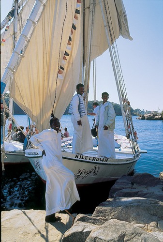 Bootsleute warten auf Touristen in Assuan
