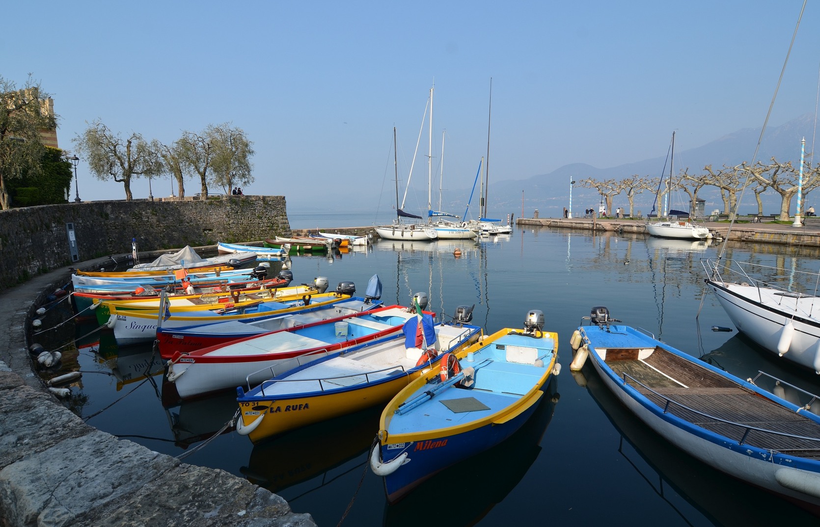 Bootspracht im Hafen von Torri