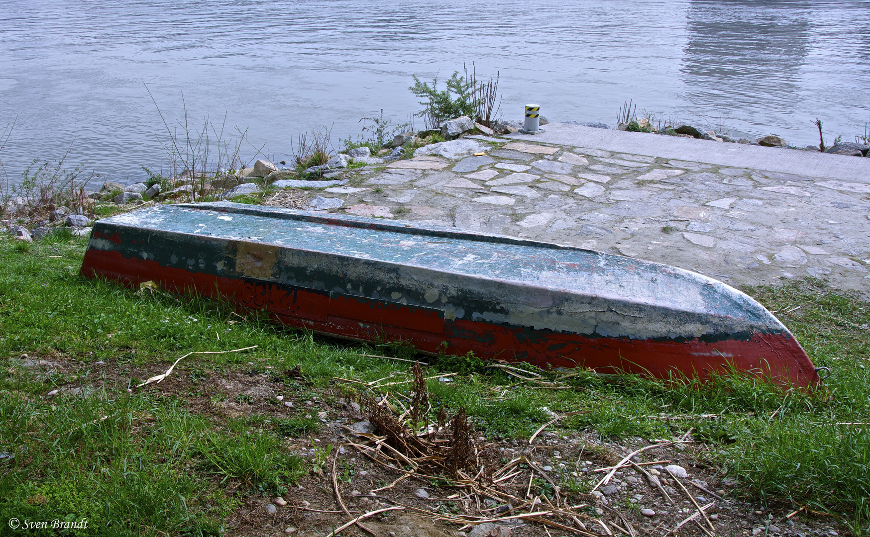 Bootsrumpf an der Donau bei Linz