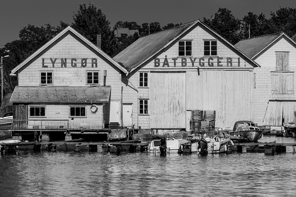 Bootsschuppen am Hafen von Lyngor