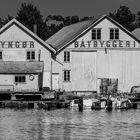 Bootsschuppen am Hafen von Lyngor