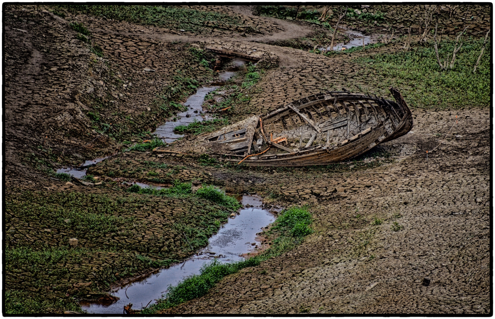 Bootsskelett im trockengelegten See - Squelette de barque dans le lac asséché