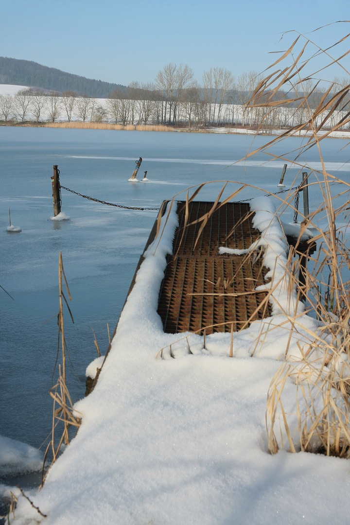 Bootssteg am gefrorenen See