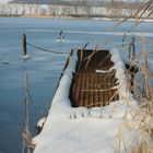 Bootssteg am gefrorenen See