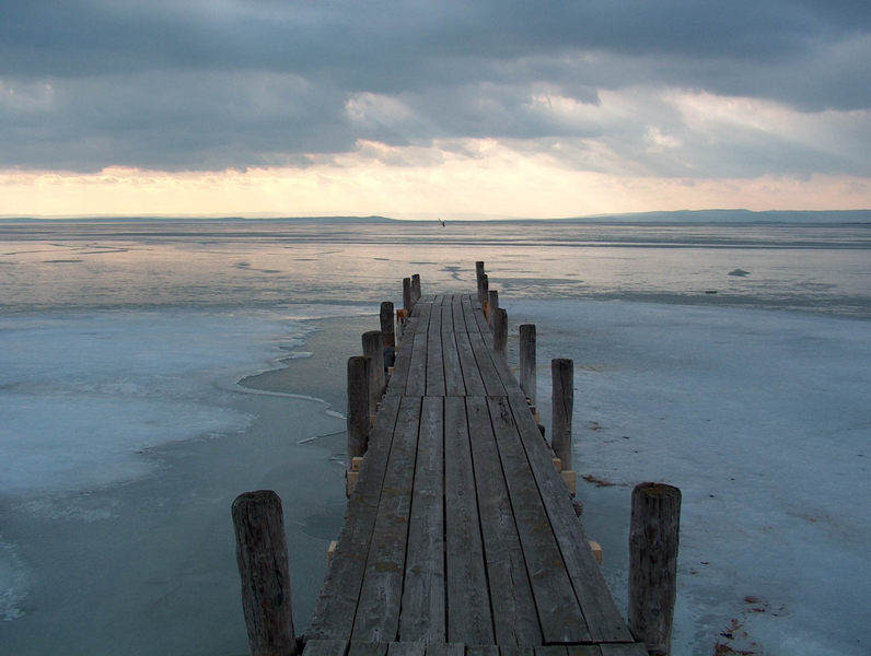 Bootssteg am zugefrorenen Neusiedler See