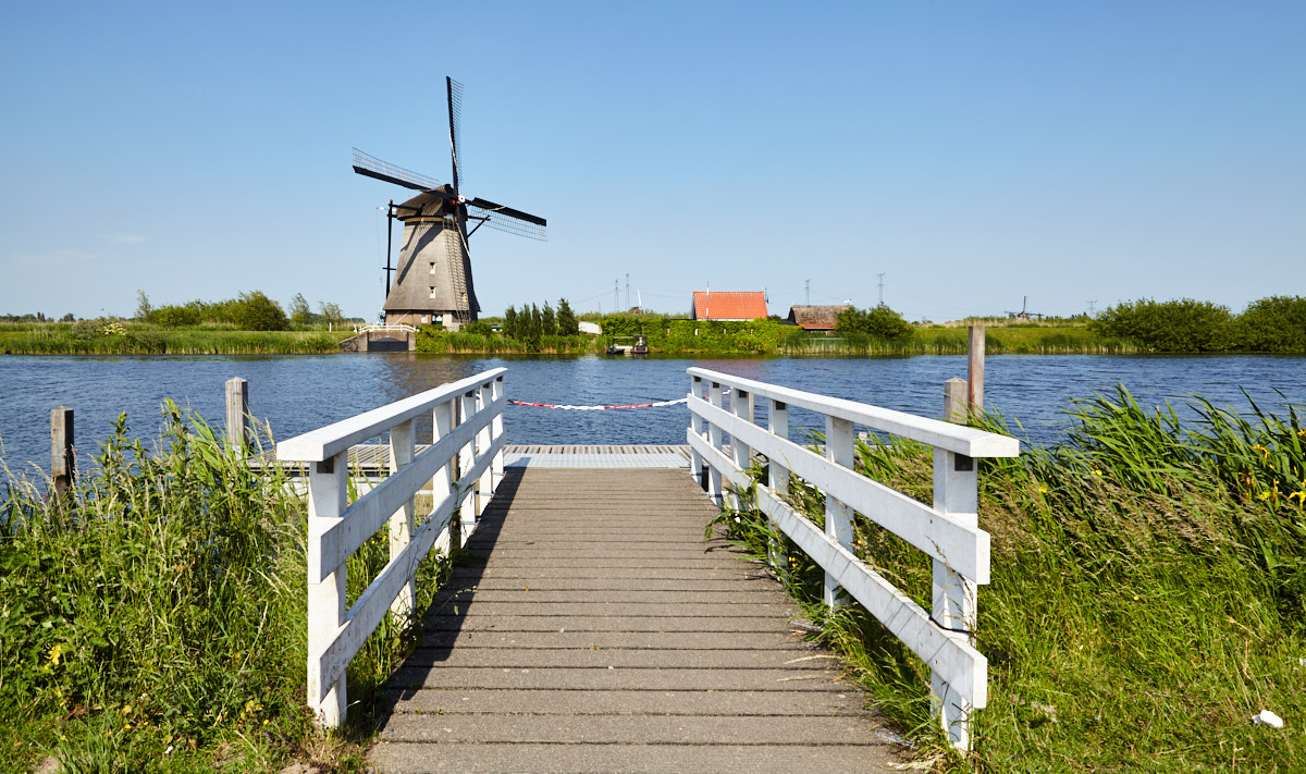 Bootssteg und Windmühle in Kinderdijk (Südholland, Niederlande)