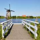 Bootssteg und Windmühle in Kinderdijk (Südholland, Niederlande)